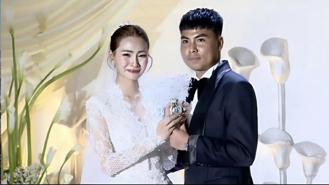 MC Mù Tạt xúc động bật khóc trong lễ cưới với cầu thủ Đức Huy - Ảnh 2.