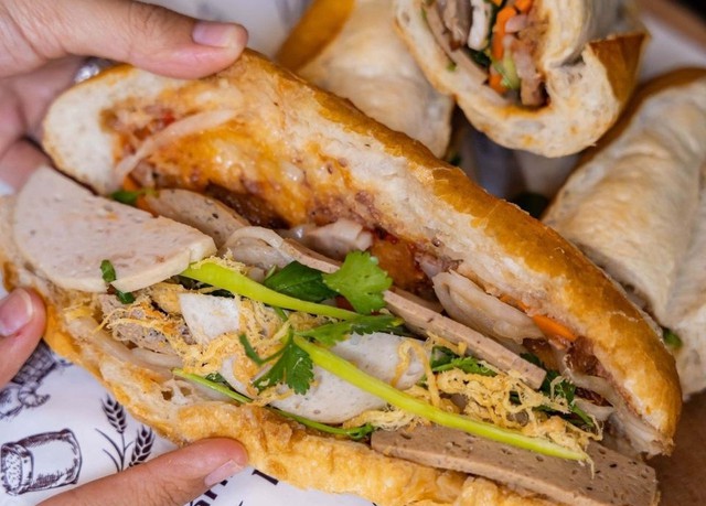 Nghi ngộ độc b&aacute;nh m&igrave; ở Quảng Ng&atilde;i: 19 người nhập viện, cơ sở bị tạm dừng hoạt động- Ảnh 1.