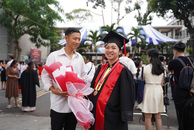 Nữ b&aacute;c sĩ bầu đ&ocirc;i 8 th&aacute;ng rưỡi vượt 250km nhận bằng: &ldquo;3 mẹ con c&ugrave;ng tốt nghiệp&rdquo; g&acirc;y x&uacute;c động- Ảnh 2.