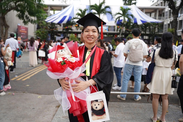 Nữ b&aacute;c sĩ bầu đ&ocirc;i 8 th&aacute;ng rưỡi vượt 250km nhận bằng: &ldquo;3 mẹ con c&ugrave;ng tốt nghiệp&rdquo; g&acirc;y x&uacute;c động- Ảnh 1.