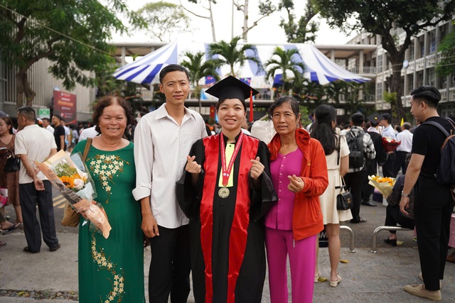 Nữ b&aacute;c sĩ bầu đ&ocirc;i 8 th&aacute;ng rưỡi vượt 250km nhận bằng: &ldquo;3 mẹ con c&ugrave;ng tốt nghiệp&rdquo; g&acirc;y x&uacute;c động- Ảnh 3.