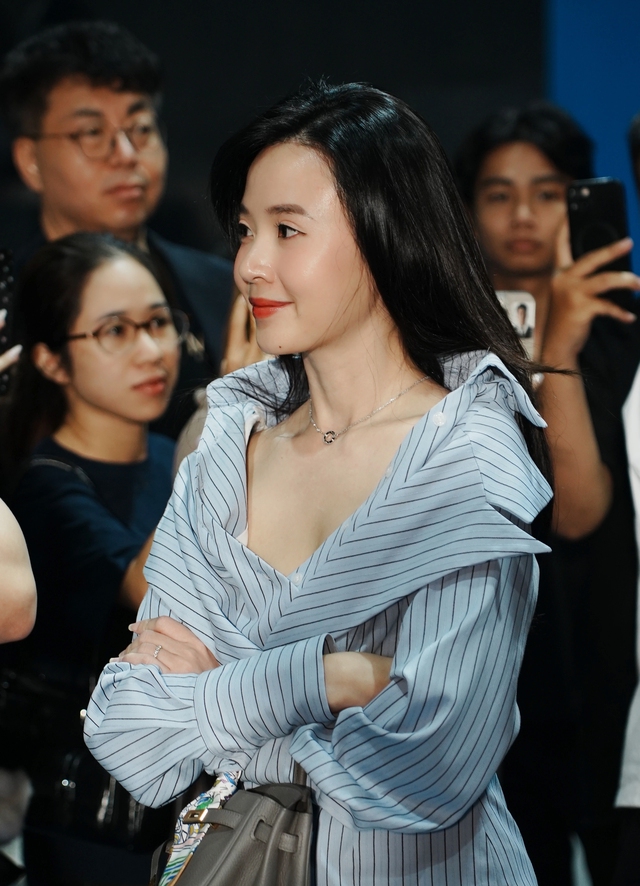 Khi 3 mỹ nh&acirc;n chung khung h&igrave;nh "g&acirc;y b&atilde;o" mạng x&atilde; hội - Ảnh 4.