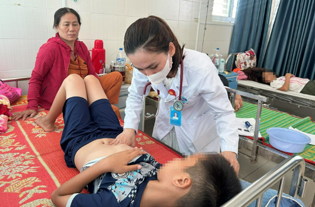 Quảng Ng&atilde;i: Chủ tiệm b&aacute;nh m&igrave; n&oacute;i về xuất xứ nguy&ecirc;n liệu vụ 19 người nhập viện nghi ngộ độc - Ảnh 1.