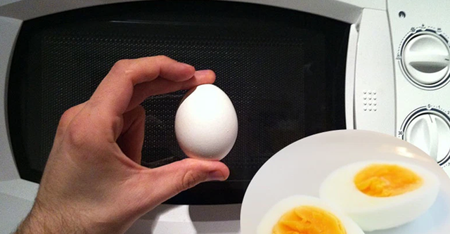 5 loại thực phẩm sẽ ph&aacute;t nổ trong l&ograve; vi s&oacute;ng, đừng dại dột thử nhất c&aacute;i đứng đầu bảng - Ảnh 1.