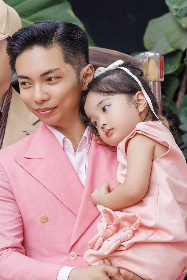 "&Uacute;t cưng" Lisa nh&agrave; Kh&aacute;nh Thi - Phan Hiển "đốn tim" với loạt ảnh xinh y&ecirc;u như b&uacute;p b&ecirc; - Ảnh 5.