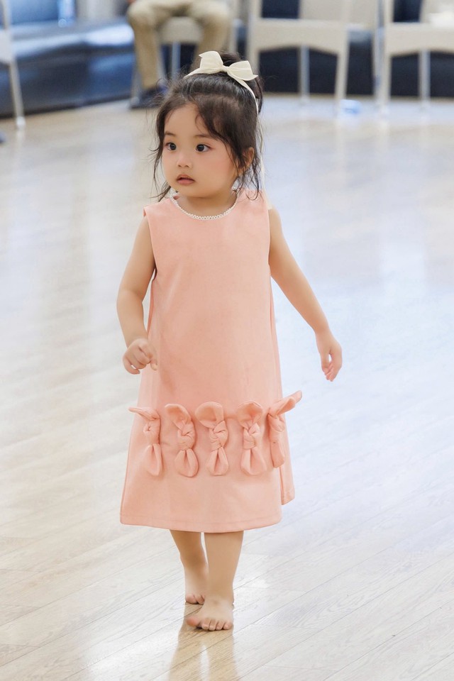 "&Uacute;t cưng" Lisa nh&agrave; Kh&aacute;nh Thi - Phan Hiển "đốn tim" với loạt ảnh xinh y&ecirc;u như b&uacute;p b&ecirc; - Ảnh 9.