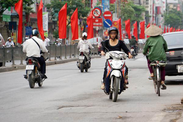 Rất nhiều người đi xe máy mắc lỗi này mà không hay có thể bị phạt tới 14 triệu đồng - Ảnh 1.