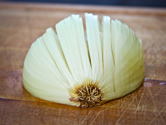 "3 nhớ 2 không" ách bà nội trợ mẹo đơn giản giúp cắt hành tây không bị cay mắt - Ảnh 3.