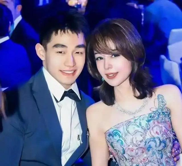 Nữ doanh nh&acirc;n U60 c&ocirc;ng khai y&ecirc;u bạn trai 26 tuổi, tặng chồng sắp cưới 191 tỷ đồng &ldquo;g&acirc;y b&atilde;o&rdquo; mạng  - Ảnh 2.