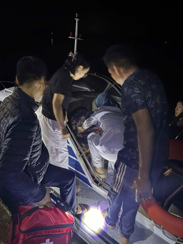 Vượt s&oacute;ng dữ, b&aacute;c sĩ cứu mạng 2 người - Ảnh 1.