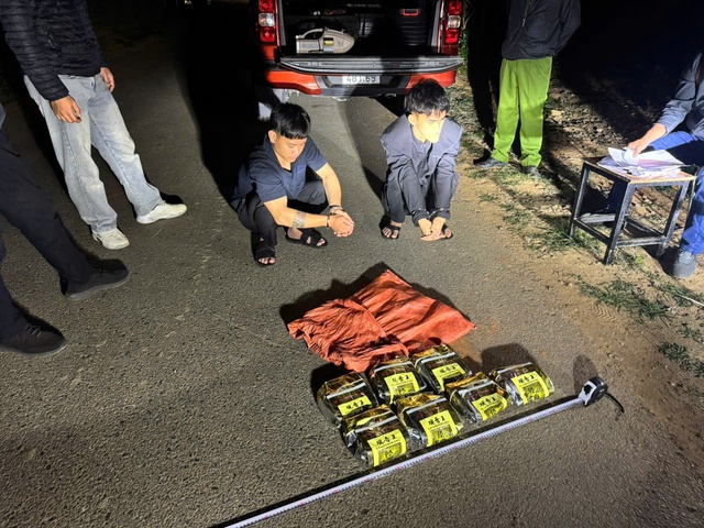 CLIP: Hồi hộp pha &ldquo;bẻ l&aacute;i&rdquo; &aacute;p s&aacute;t bắt 2 đối tượng vận chuyển 7kg &ldquo;h&agrave;ng đ&aacute;&rdquo; ở Quảng Trị- Ảnh 1.