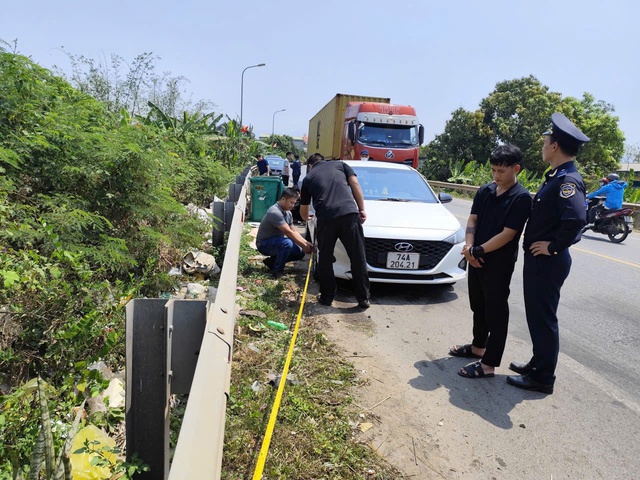 CLIP: Hồi hộp pha &ldquo;bẻ l&aacute;i&rdquo; &aacute;p s&aacute;t bắt 2 đối tượng vận chuyển 7kg &ldquo;h&agrave;ng đ&aacute;&rdquo; ở Quảng Trị- Ảnh 2.