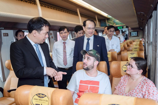 Trải nghiệm chuyến t&agrave;u &ldquo;kho&aacute;c &aacute;o&rdquo; t&iacute;m mộng mơ tr&ecirc;n cung đường v&agrave;ng miền Trung - Ảnh 2.