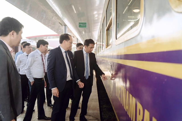 Trải nghiệm chuyến t&agrave;u &ldquo;kho&aacute;c &aacute;o&rdquo; t&iacute;m mộng mơ tr&ecirc;n cung đường v&agrave;ng miền Trung - Ảnh 1.