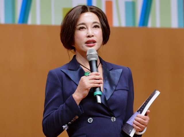 "V&otilde; Tắc Ti&ecirc;n đẹp nhất m&agrave;n ảnh" bị ch&aacute;u ruột tung tin "chết trong hồ bơi" - Ảnh 1.