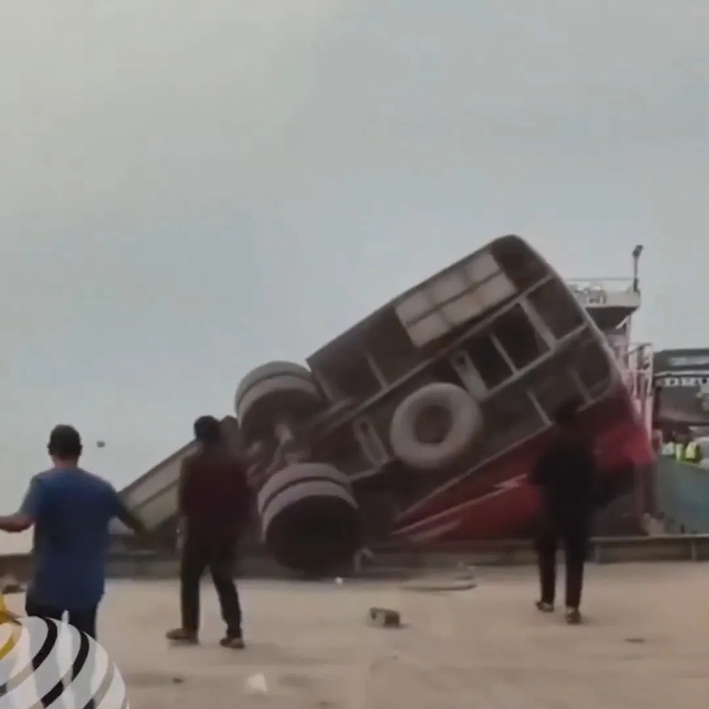 Xe buýt chở đầy khách lao xuống sông, 16 thi thể được tìm thấy - Ảnh 1.