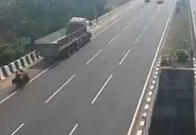 Đ&acirc;m v&agrave;o đu&ocirc;i xe tải đang đỗ, 2 mẹ con tử vong thương t&acirc;m - Ảnh 1.