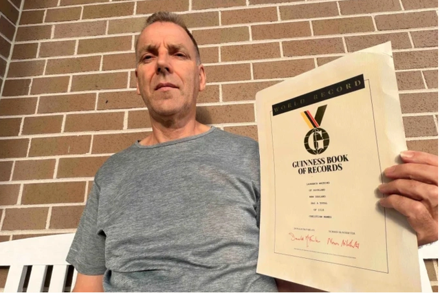 Người đ&agrave;n &ocirc;ng c&oacute; c&aacute;i t&ecirc;n &ldquo;độc nhất v&ocirc; nhị&rdquo;, đọc mất 20 ph&uacute;t, lập kỷ lục Guinness g&acirc;y cho&aacute;ng - Ảnh 1.