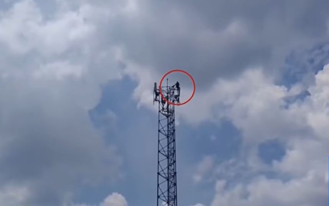 Trốn cảnh sát, tên trộm trèo lên cột điện cao 36 mét cố thủ - Ảnh 1.