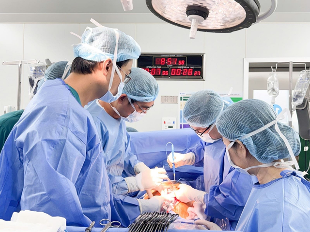 Ph&aacute;t hiện "thứ đ&aacute;ng sợ" hơn 3kg trong bụng người phụ nữ 42 tuổi - Ảnh 1.