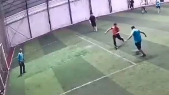 Bị b&oacute;ng đập tr&uacute;ng ngực, thủ m&ocirc;n gục ng&atilde; rồi tử vong tr&ecirc;n s&acirc;n - Ảnh 1.