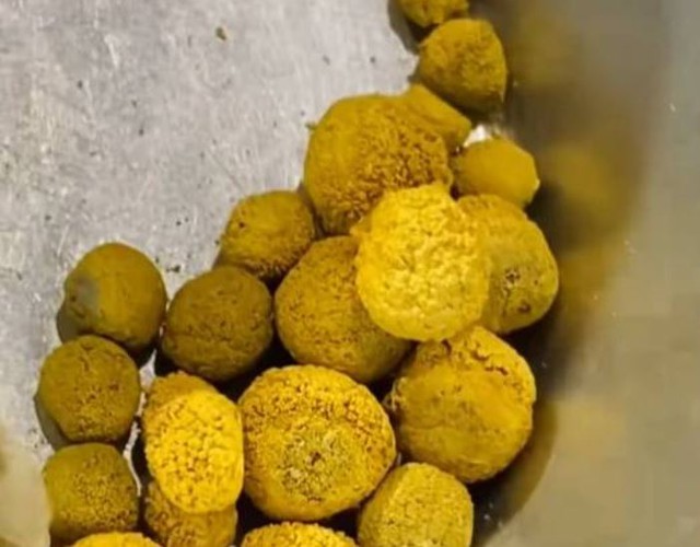 Tìm thấy vàng dưới sông, người phụ nữ mang đi kiểm tra thì sốc nặng - Ảnh 1.