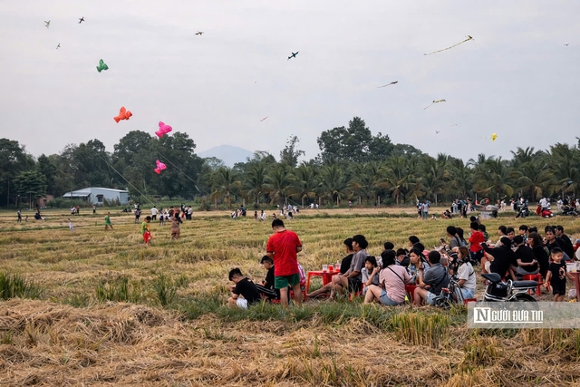 Nhộn nhịp điểm thả diều cuối tuần tại Gò Kén- Ảnh 2. Nhộn nhịp điểm thả diều cuối tuần tại Gò Kén- Ảnh 2.