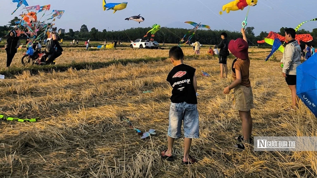 Nhộn nhịp điểm thả diều cuối tuần tại Gò Kén- Ảnh 4. Nhộn nhịp điểm thả diều cuối tuần tại Gò Kén- Ảnh 4.