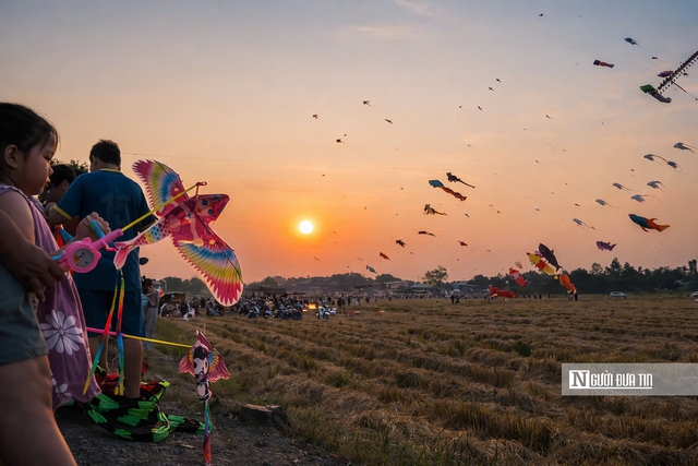 Nhộn nhịp điểm thả diều cuối tuần tại Gò Kén- Ảnh 6. Nhộn nhịp điểm thả diều cuối tuần tại Gò Kén- Ảnh 6.
