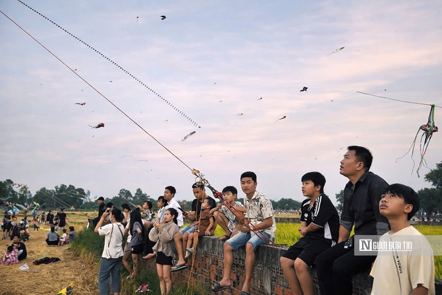 Nhộn nhịp điểm thả diều cuối tuần tại Gò Kén- Ảnh 7. Nhộn nhịp điểm thả diều cuối tuần tại Gò Kén- Ảnh 7.