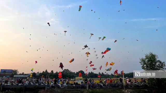 Nhộn nhịp điểm thả diều cuối tuần tại Gò Kén- Ảnh 8. Nhộn nhịp điểm thả diều cuối tuần tại Gò Kén- Ảnh 8.