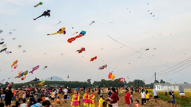 Nhộn nhịp điểm thả diều cuối tuần tại Gò Kén- Ảnh 9. Nhộn nhịp điểm thả diều cuối tuần tại Gò Kén- Ảnh 9.