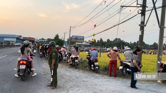 Nhộn nhịp điểm thả diều cuối tuần tại Gò Kén- Ảnh 11. Nhộn nhịp điểm thả diều cuối tuần tại Gò Kén- Ảnh 11.