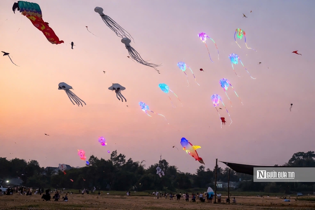 Nhộn nhịp điểm thả diều cuối tuần tại Gò Kén- Ảnh 13. Nhộn nhịp điểm thả diều cuối tuần tại Gò Kén- Ảnh 13.