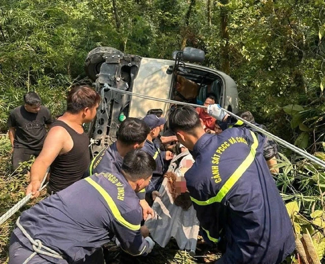 Xe kh&aacute;ch chở đo&agrave;n nh&acirc;n vi&ecirc;n ng&acirc;n h&agrave;ng bất ngờ lao xuống vực ở Tam Đảo- Ảnh 1.