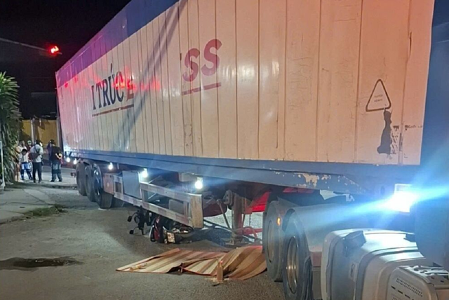 Hiện trường vụ va chạm với xe container, 2 người tử vong- Ảnh 1.