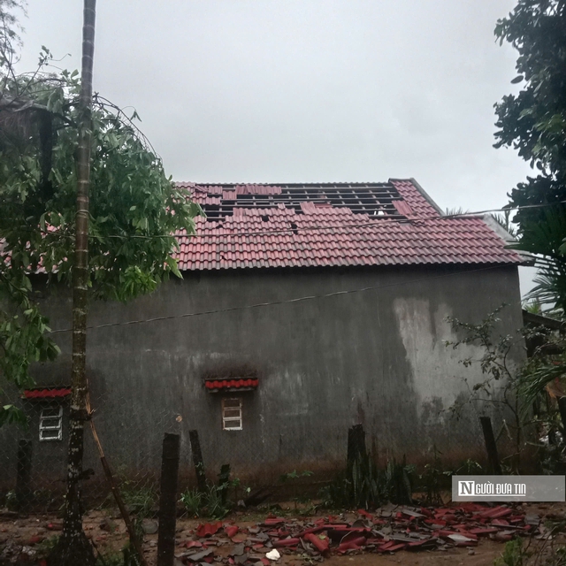 30 ph&uacute;t bị Lốc xo&aacute;y c&agrave;n quy&eacute;t, 116 nh&agrave; d&acirc;n ở Quảng Ng&atilde;i hư hỏng- Ảnh 3.