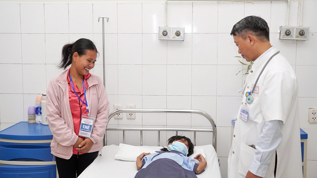 Đang nằm nền nhà, bé 7 tuổi hét lớn bố mẹ chạy vào thấy cảnh tượng "đáng sợ"- Ảnh 1. Đang nằm nền nhà, bé 7 tuổi hét lớn bố mẹ chạy vào thấy cảnh tượng "đáng sợ"- Ảnh 1.