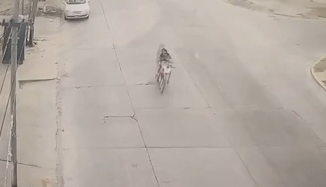 Vướng v&agrave;o d&acirc;y điện giăng giữa đường, người đ&agrave;n &ocirc;ng đi xe m&aacute;y tử vong - Ảnh 1.