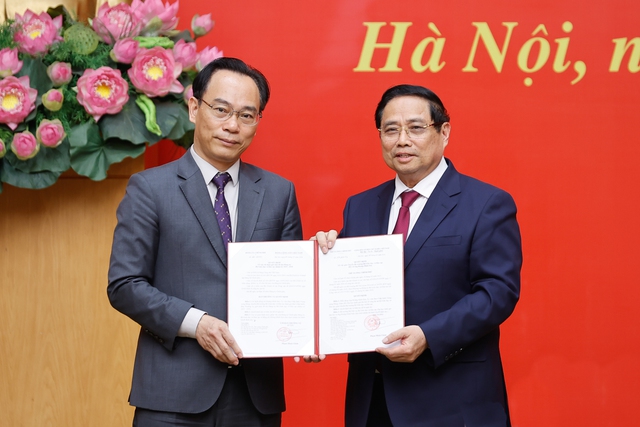 Thủ tướng trao quyết định điều động, bổ nhiệm 5 l&atilde;nh đạo bộ, cơ quan Trung ương - Ảnh 3.