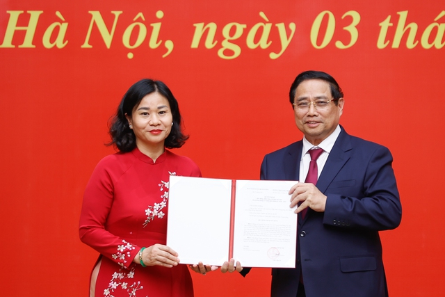 Thủ tướng trao quyết định điều động, bổ nhiệm 5 l&atilde;nh đạo bộ, cơ quan Trung ương - Ảnh 1.