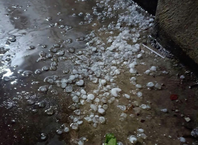 H&agrave; Nội bất ngờ mưa đ&aacute;, d&ocirc;ng lốc l&uacute;c rạng s&aacute;ng - Ảnh 3.