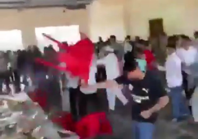 Kh&aacute;ch mời n&eacute;m ghế, lao v&agrave;o ẩu đả dữ dội trong đ&aacute;m cưới - Ảnh 1.