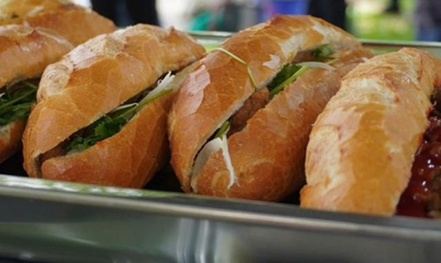 Vụ nghi ngộ độc khi ăn b&aacute;nh m&igrave; tại Đắk Lắk: Số ca nhập viện tăng l&ecirc;n 61 người - Ảnh 1.