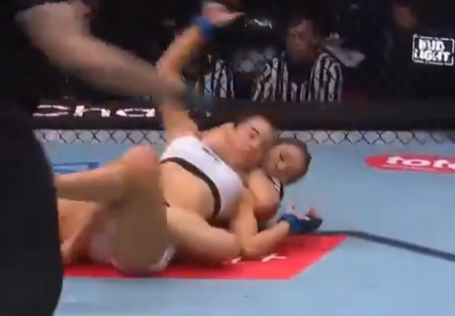 Nữ v&otilde; sĩ ra đ&ograve;n nhanh như chớp, hạ gục đối thủ bằng đ&ograve;n siết cổ - Ảnh 1.