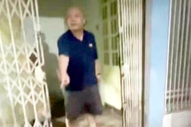 Tạm giữ người đàn ông hành hung người phụ nữ đang bế con nhỏ- Ảnh 2. Tạm giữ người đàn ông hành hung người phụ nữ đang bế con nhỏ- Ảnh 2.