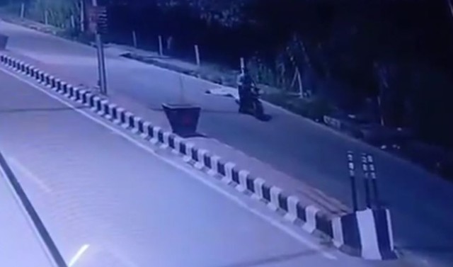 Người phụ nữ tử vong sau khi bị chồng đẩy ng&atilde; khỏi xe m&aacute;y - Ảnh 1.