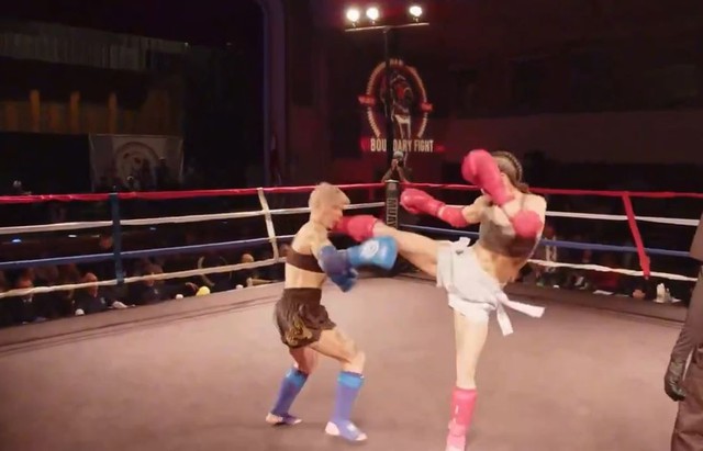 Nữ võ sĩ vờ chạm găng rồi tung 2 cú đá hạ knock-out đối thủ sau 6 giây - Ảnh 1.