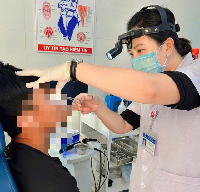 Người đ&agrave;n &ocirc;ng 53 tuổi chảy m&aacute;u mũi li&ecirc;n tục, b&aacute;c sĩ ph&aacute;t hiện ra thứ "đ&aacute;ng sợ" ẩn n&aacute;u b&ecirc;n trong - Ảnh 1.