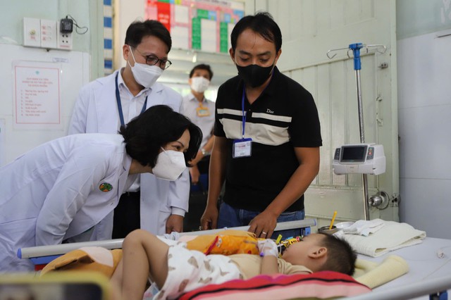 Tay chân miệng tăng nóng: Trẻ có những biểu hiện này cần đưa đến cơ sở y tế ngay lập tức - Ảnh 1.